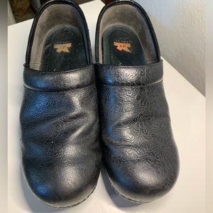 Dansko XP Professional Womens Size EU 41 Tooled Clogs Black Leather Floral